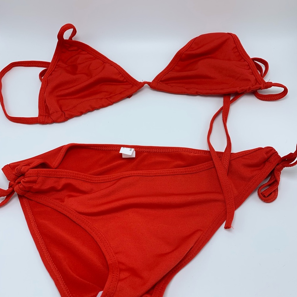 Red bikinis - Picture 4 of 4